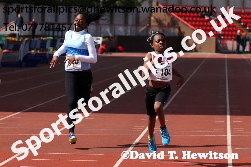 Girls under-13s 200 metres, North Eastern Track and Field Champs, Gateshead Stadium. Photo: David T. Hewitson/Sports for All Pics